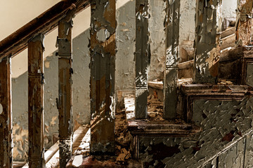 Treppengeländer in einem alten verlassenen Haus
