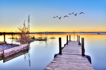 Obraz na płótnie Canvas amanecer en el lago