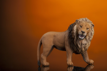 Leone giocattolo su sfondo arancio