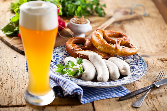 Oktoberfest weißwurste mit breze und bier