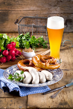 Oktoberfest wei&szlig;wurste mit breze und bier