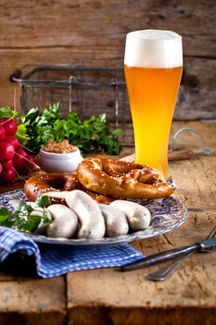 Oktoberfest wei&szlig;wurste mit breze und bier
