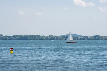 Fotobehang Segelboot, Motorboote und Badende, Boje, Schweriner Außensee, Mecklenburg-Vorpommern, Deutschland © Carola Vahldiek
