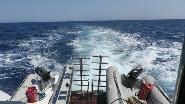 Heckwellen einer Motoryacht