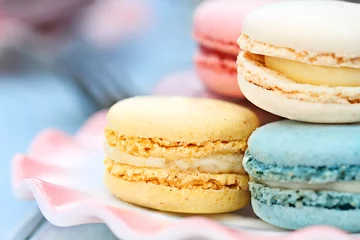 Gordijnen Bord Pastelkleurige Macarons © Stephanie Frey