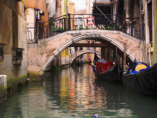 Fototapeta na wymiar Small bridge in Venice