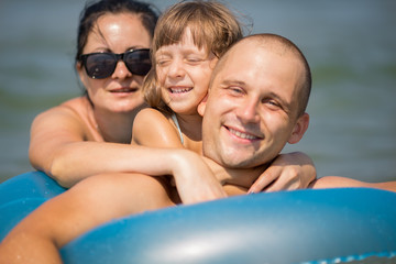 Obraz premium family resting on the sea