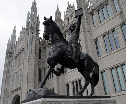 Statue of Robert the Bruce outside Marischal College, Aberdeen,