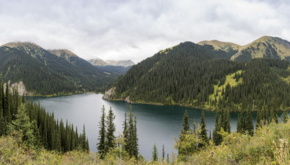 Obraz na płótnie Canvas Горное озеро