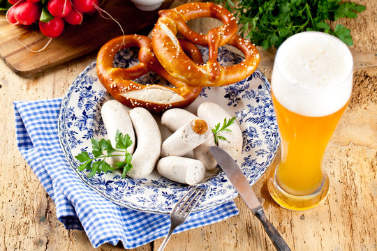 Oktoberfest wei&szlig;wurste mit breze und bier