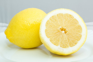Фруктовая композиция (лимон). Крупный план