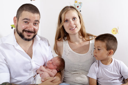 Familia con beb&eacute; dormido