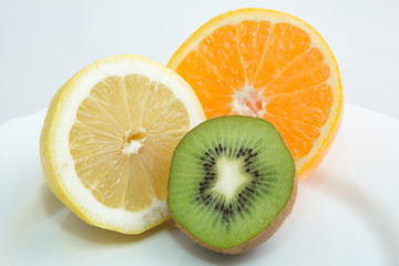 Obraz na płótnie Canvas Фруктовая композиция ( апельсин, лимон, киви)
