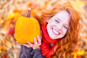 Frau mit Kürbis im Herbst 