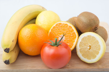 Фруктовая композиция (банан, апельсин, лимон, киви, помидор)