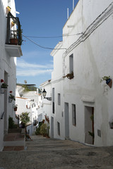 Fototapeta premium Bonitas calles del municipio andaluz de Frigiliana en la provincia de Málaga, Andalucía