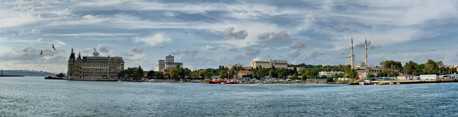 Obraz premium Haydarpasha Station Building and Kadikoy part of Istanbul Panorama