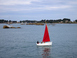 Fototapeta premium White boat with red sail infront of old castle, Brittany, France