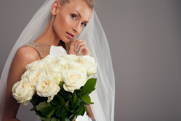 Naklejka premium Romantic blonde lady posing in studio.