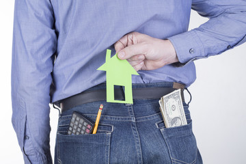 Hombre con interés de compra de vivienda