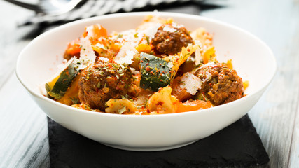 Pasta mit Gemüse und Hackbällchen - Pasta with veggies and mea