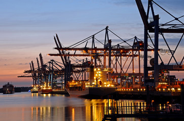 Fototapeta na wymiar Containerschiffe im Hamburger Hafen