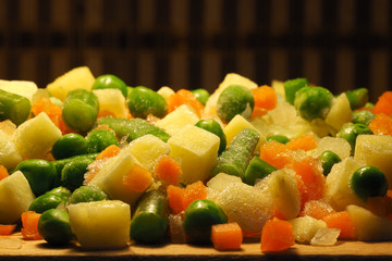 Замороженные овощи - морковь, горох, фасоль, картошка, лук