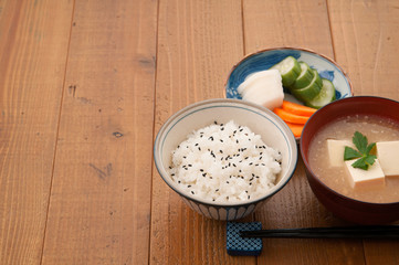 ごま塩のかかったご飯