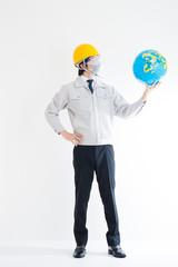 地球儀を持っている男性作業員
