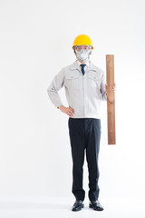 材木を持っている作業員