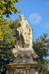 Fototapeta na wymiar Statut sur l'alée de l'Arc de Triomphe à Barcelone