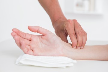 Obraz na płótnie Canvas Physiotherapist doing hand massage 