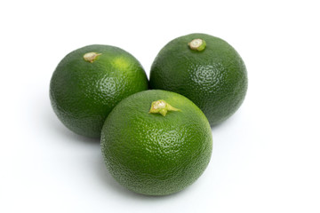 半分に切ったスダチ