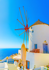 Vue imprenable sur la mer, y compris un ancien moulin à vent traditionnel illustré à Oia, le plus beau village de l& 39 île de Santorin en Grèce