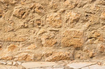 Alte Steinmauer rustikal braun mit Gehweg