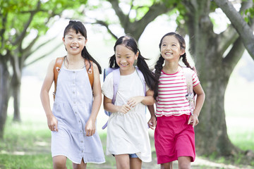 登下校中の小学生