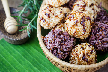 Rice cracker or puffed rice with sugar
