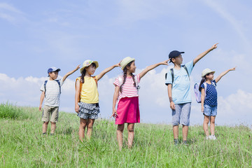 草原に立つ小学生