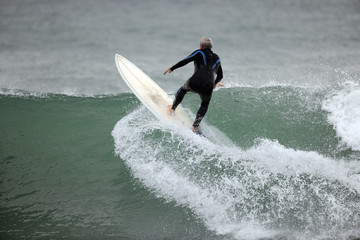 Surfer in welle