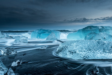 Plakaty  góry lodowe na krystalicznie czarnej plaży w południowej Islandii