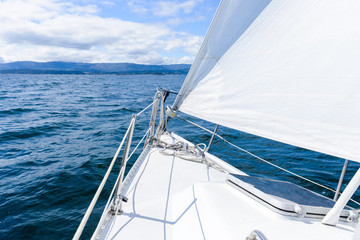 Obraz premium ocean view from sailing yacht