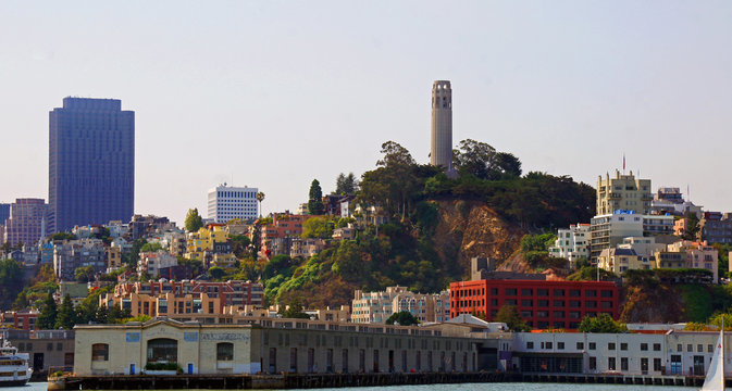 San Francisco vom Boot ausgesehen mit Coit Tower