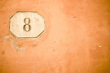 Placa con el numero ocho en muro