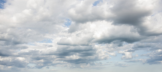 soffici nuvole passeggere che portano pioggia in estate