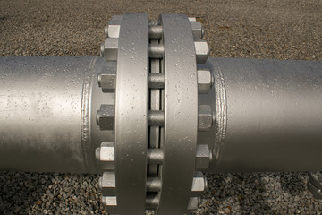 Joint of two flanges by bolts and nuts
