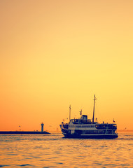 Obraz premium passenger ship at golden sunset