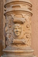 Fototapeta na wymiar détail colonnes de pierre au musée Bartholdy à Colmar