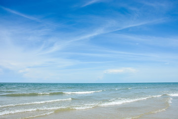 Fototapeta na wymiar tropical sea and blue sky