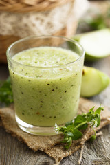 Apple, kiwi and cucumber smoothie