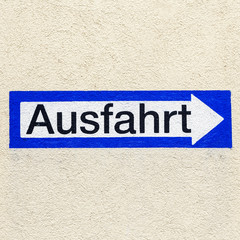 Obraz premium znak wyjścia w języku niemieckim namalowany na ścianie